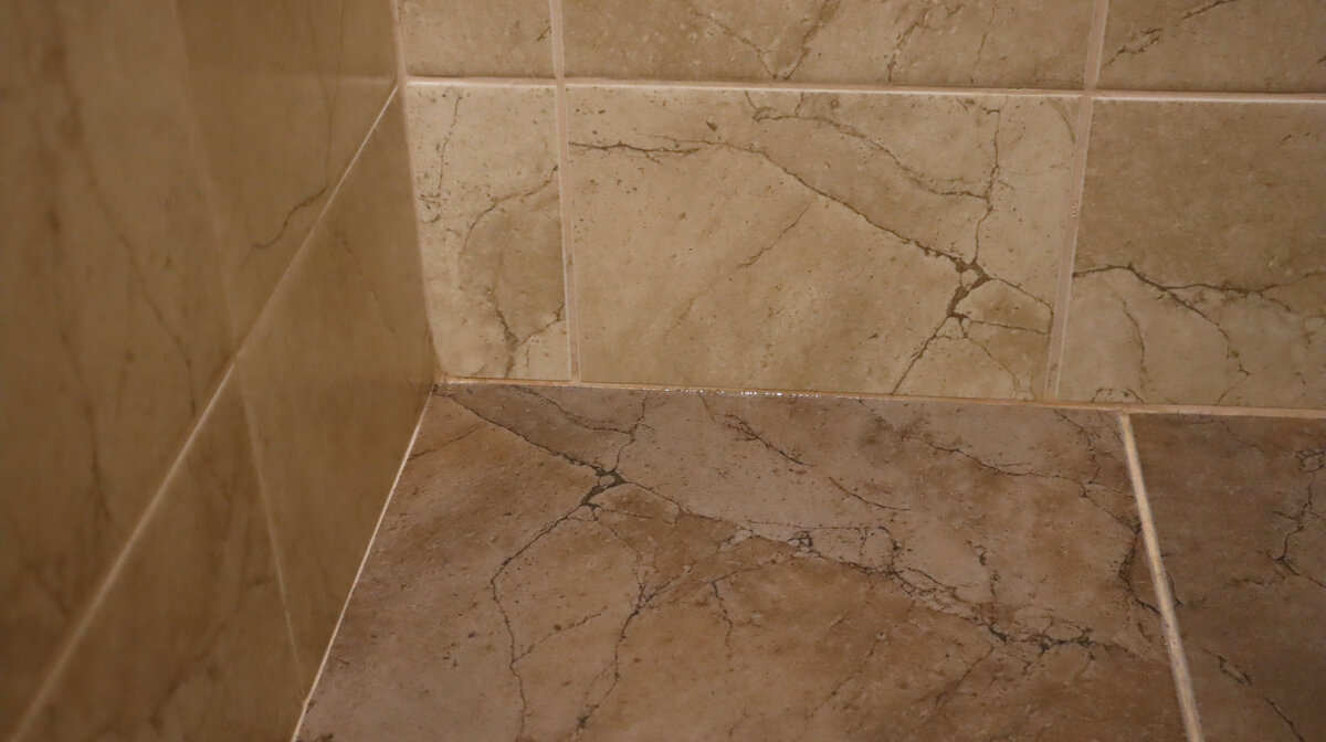 То самое место, где стоит машинка (после уборки воды)