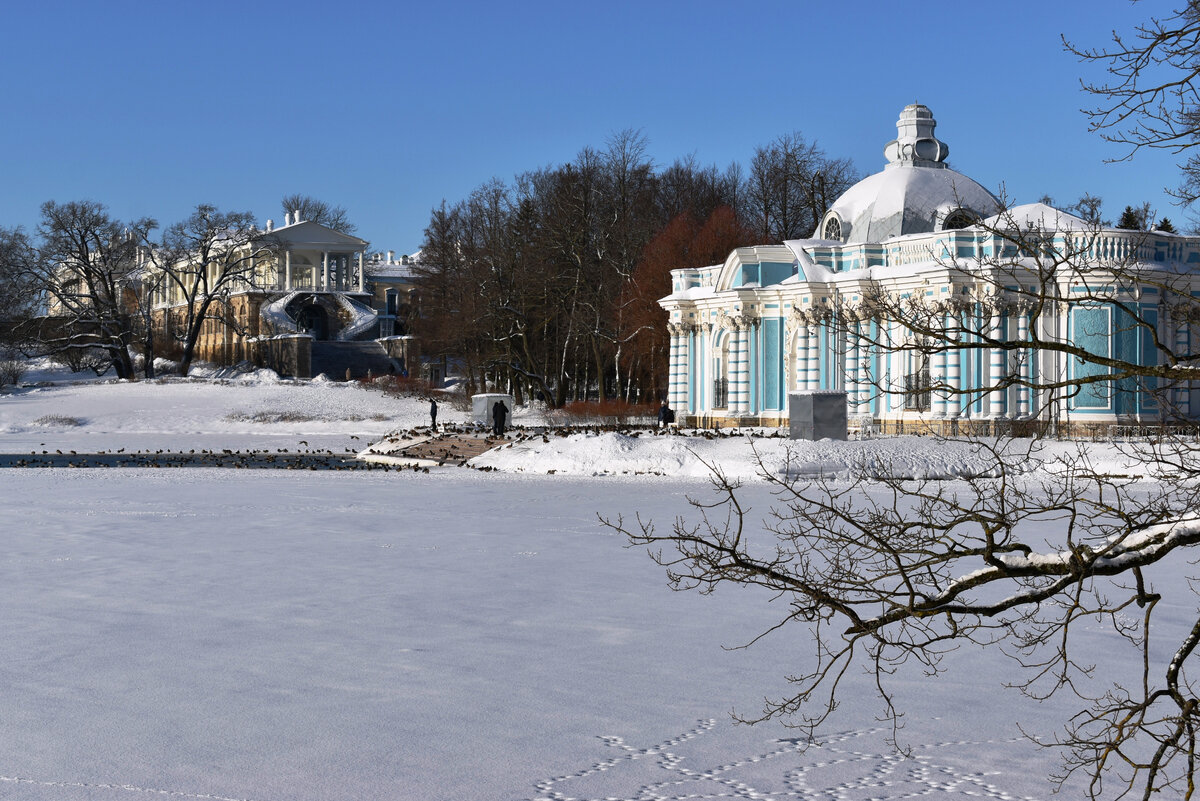 🔸Вид на "Грот" у "Гранитного причала" и "Камеронову галерею" Екатерининского дворца вдали