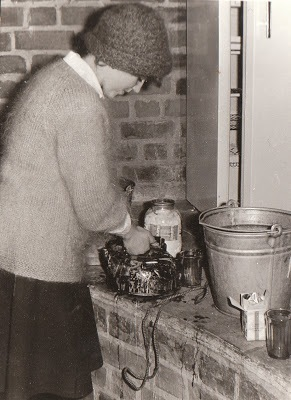 "Ох, и холодно было — за 40 мороза, уши отваливались. Только чай и спасал..."