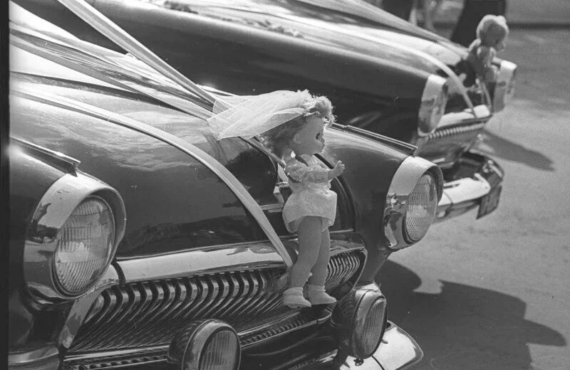 Празднично украшенные автомобили, 1974 г. Источник Источник: rbth.com.