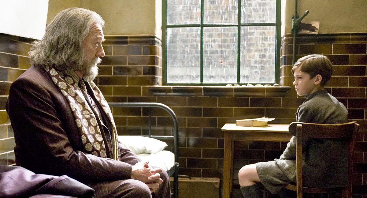 Том Реддл намекает Дамблдору, что в Пуффендуй его точно не возьмут.