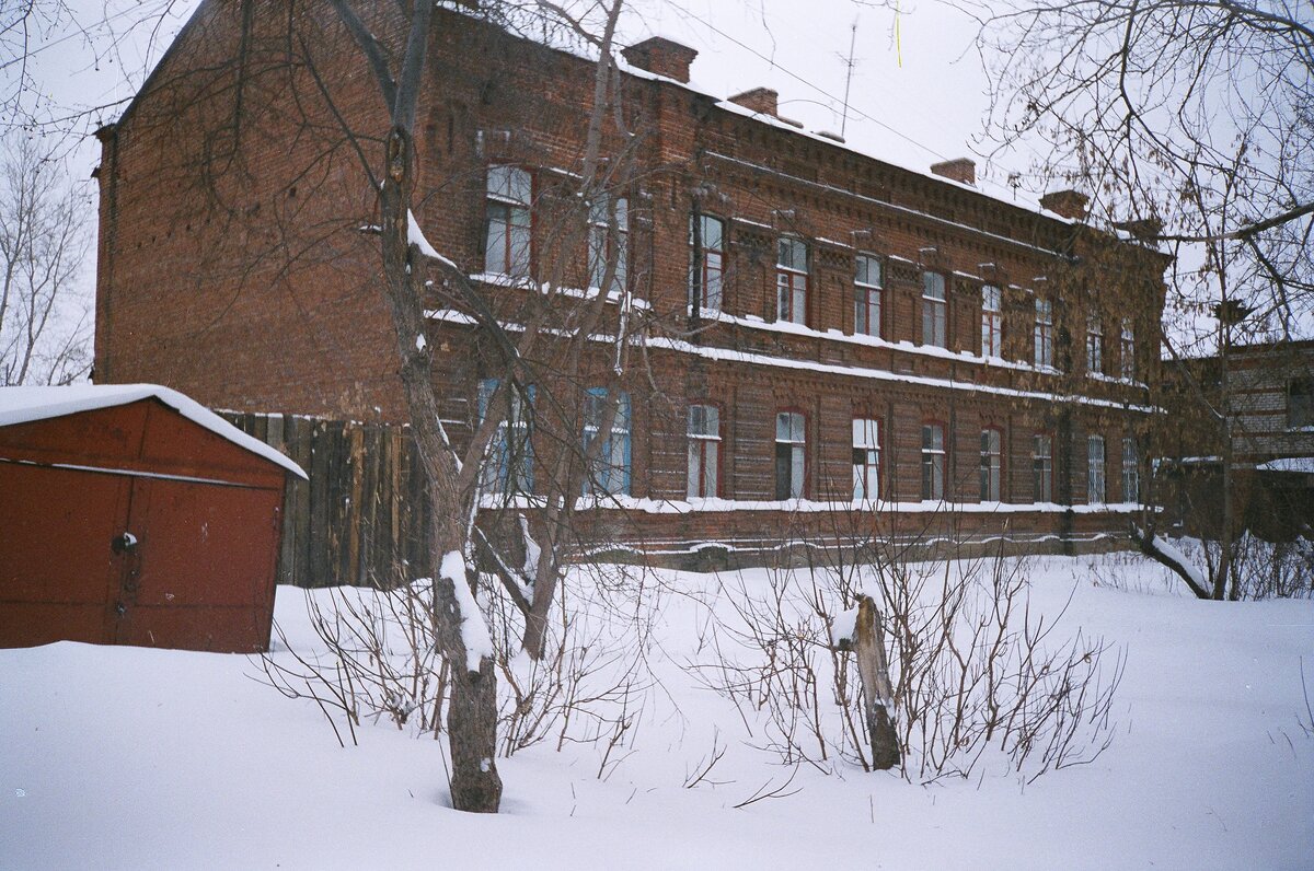 Дом жилой. (1008-А. М-75). Ул. Горького, 4. Жильё.  Фото 2003 г.