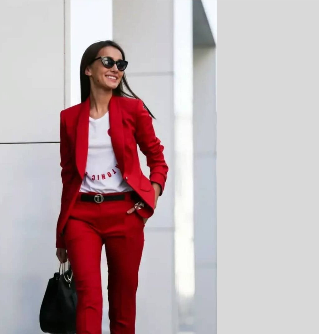 Красные брюки с белым пиджаком