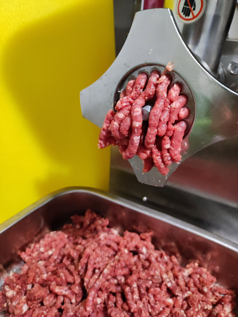 Купаты из домашней свинины.  Даём свежему мясу "созреть" 3-4 дня, при температуре  +4. Сейчас прохладно, поэтому мясо созревало под навесом. Для купат подходят любые обрезки мясные. 