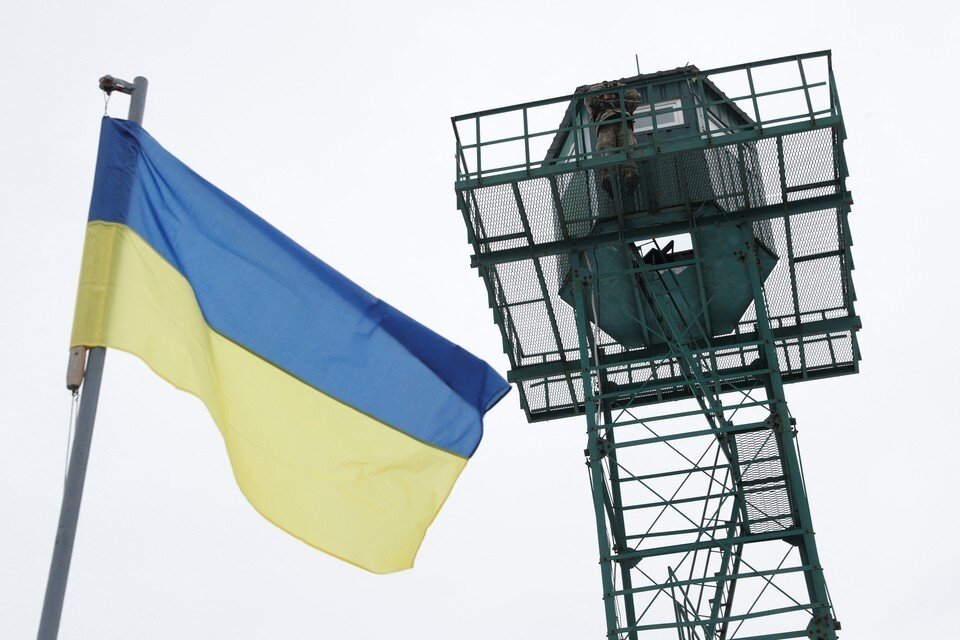     Кабмин Украины разрешил членам теробороны принять артиллерию и ракетные системы  REUTERS
