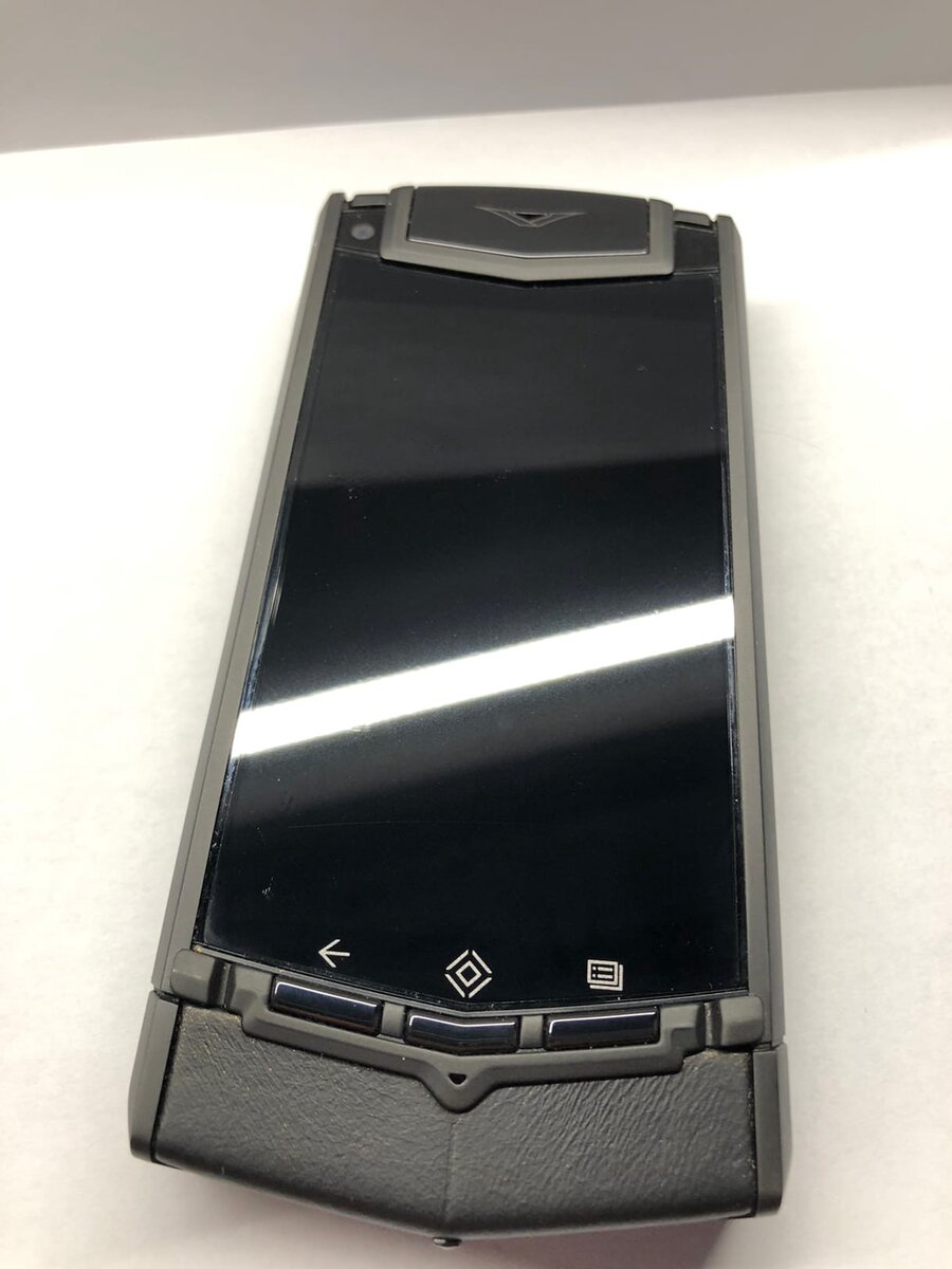 Здраствуйте дорогие друзья . Сегодня я хотел бы вам рассказать о такой марке телефона как верту . В 2013году компания верту представила свой первый смартфон на базе андроид . И назывался он верту Ti. Что в переводе из сокращения означает титаниум . В моём случае это исполнение  называется Black Leather . Вариаций было всего 4 .  Стоимость таких телефонов начиналась от 9000 евро . Цена завесила от материалов используемых в данном устройстве . Ценник мог доходить до 15000 евро . В те года этот телефон могли позволить себе не многие . А в связи с закрытием компании верту в 2017 году . Цены на данные устройства сильно снизились . И сегодня эти телефоны может позволить себе почти каждый ведь их стоимость начинается всего от 80тыс.руб в случае за идеал и 40 в случае за убитый без коробки . Верту это в первую очередь качественный смартфон ручной сборки и говорить за его функционал нет смысла . В 2022 году этот телефон имеет как и преимущества пере всеми телефонами мира так и большие минусы . Из минусов : Андроид 4.1.2 камера 8 мп фронтальная 1.3 мп . Качественного фото вы не получите . Современные игры он уже не поддерживает . Из плюсов . Этот телефон не смотря на свой возраст все еще иделаьно поддерживает социальные сети как : ВК  Телеграмм , вацап , скайп и прочие приложения для свзи .Опция консьерж уже увы и ах не работает  . Отдельно хочу выделить огромный его плюс это качество звука . Ведь не одна компания мира по производству сотовых телефонов не инкрустировала рубины в свои устройства как это сделали в компании верту и не одна компания  не нанимала оркестр для записи звука .  А качество звука которое даёт этот телефон просто великолепно . Сейчас данное устройство у меня используется как полноценный второй телефон для связи и мессенджера . Такие телефоны как правило покупают сейчас те кто хочет подчернить свою индивидуальность и быть в центре внимания .Для тех кто ценит в первую очередь качество и труд тех кто занимался этим телефоном . Сейчас айфонами никого не удивишь а андройдами подавно .   Верту в мире телефонов  как старый Bentley среди всех современных автомобилей . Пользуюсь телефоном уже 1 год . Рекомендую к покупке как второй телефон . 
