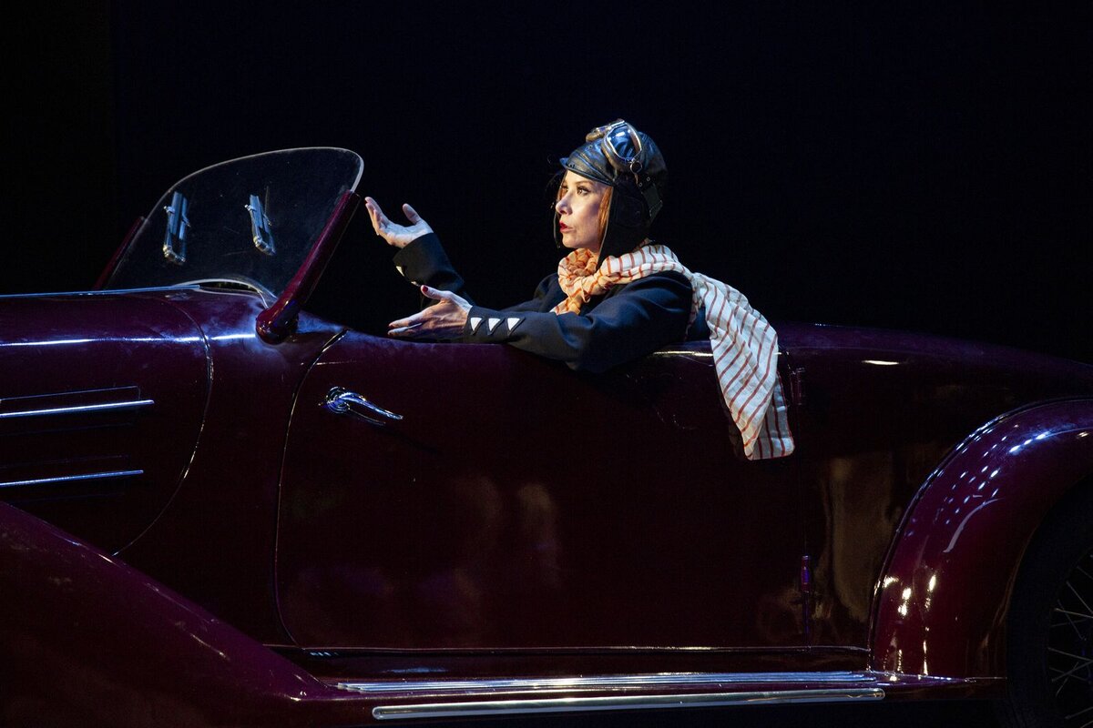 «Кабриолет в натуральную величину на сцене умещается, а текст пьесы не влез». Юлия Высоцкая в роли Катарины. Автор фото Елена Лапина 