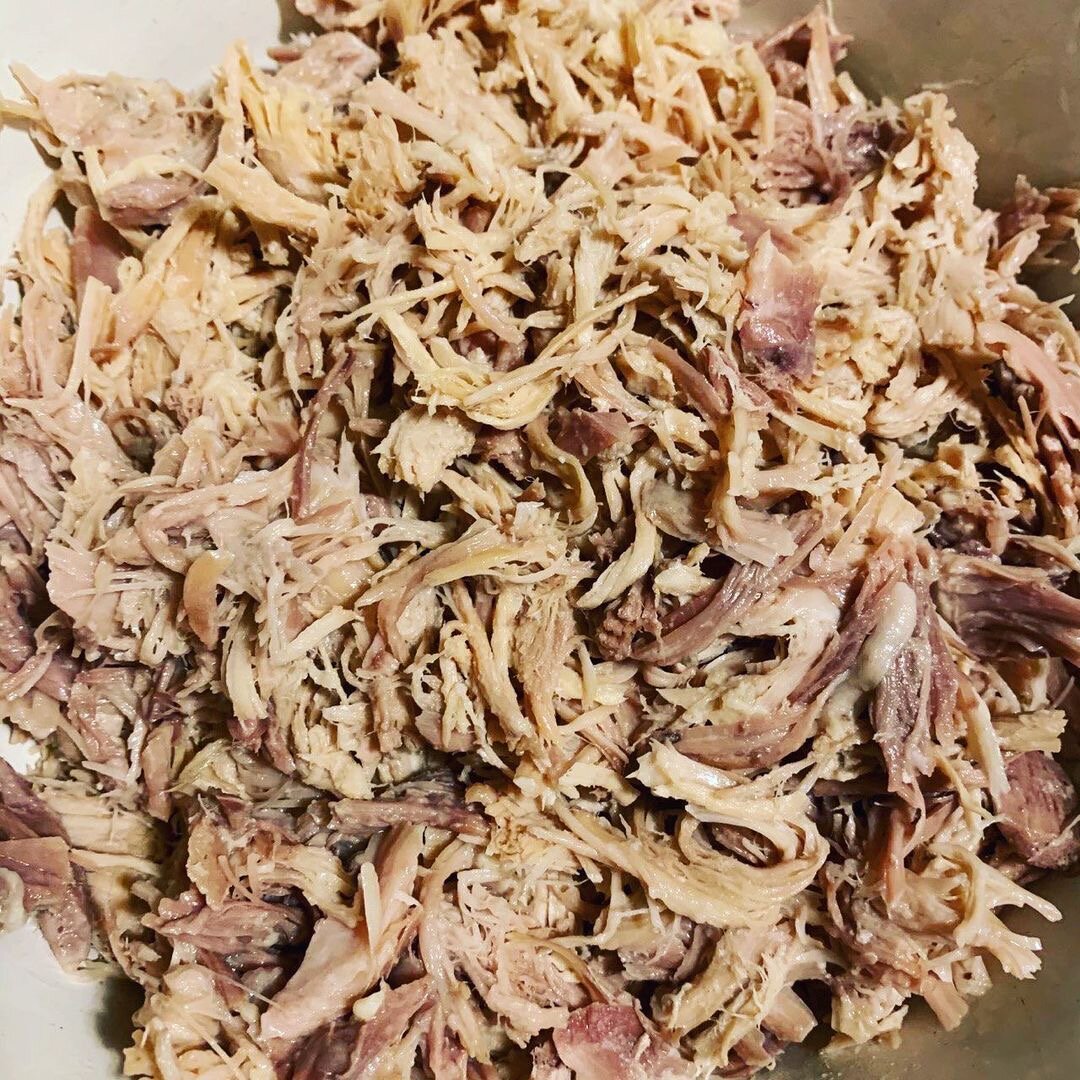 Свиные ножки беру в Глобусе, они хорошего качества там, всегда чистые. 
