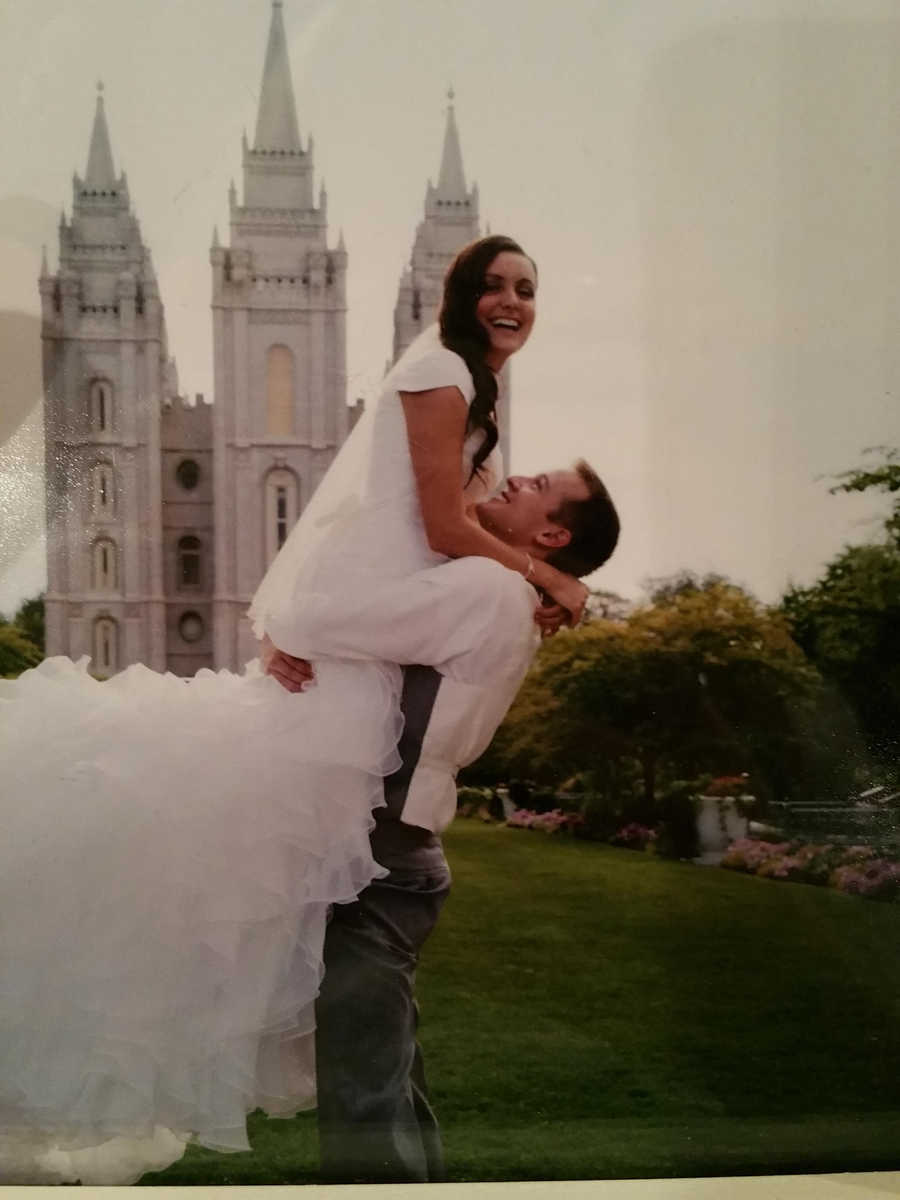 Оптическая иллюзия с женихом и невестой