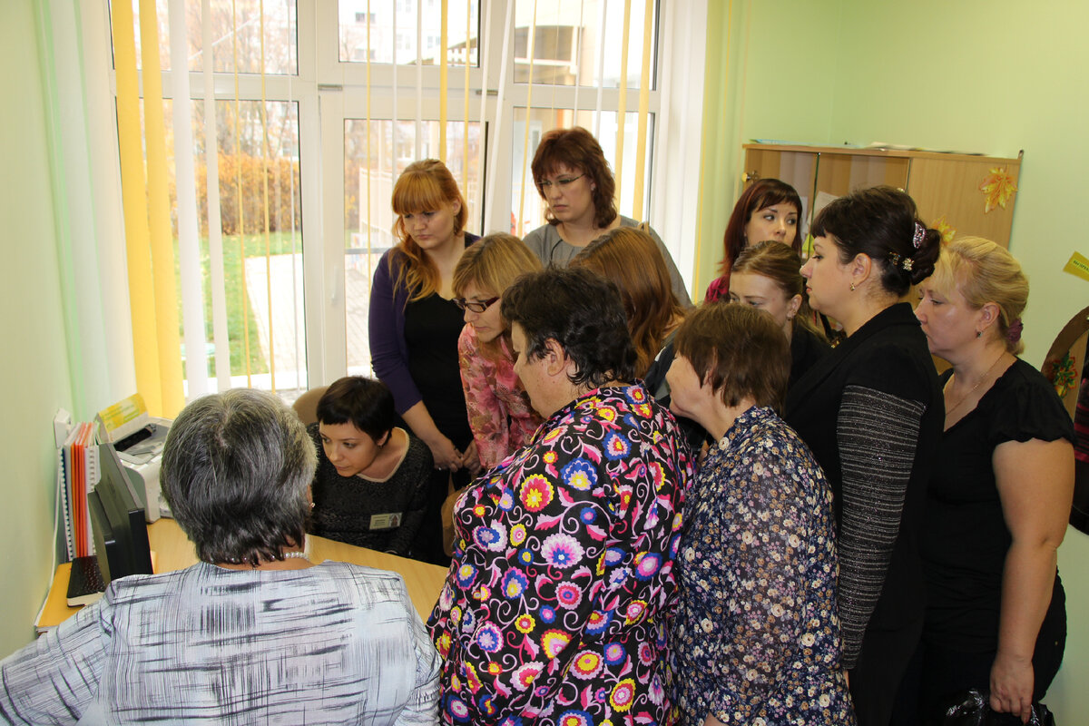 На фото - мастер-класс для педагогов ДОО. Потому что мы, логопеды, знаем: возникновение очень и очень многих речевых нарушений можно предупредить. 