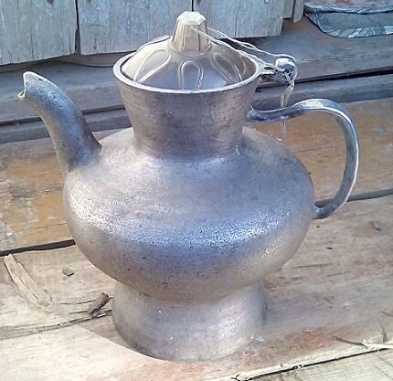 Вот примерно такой это кувшин. Хотя кувшины для таких задач изготавливаются в очень разных вариантах.