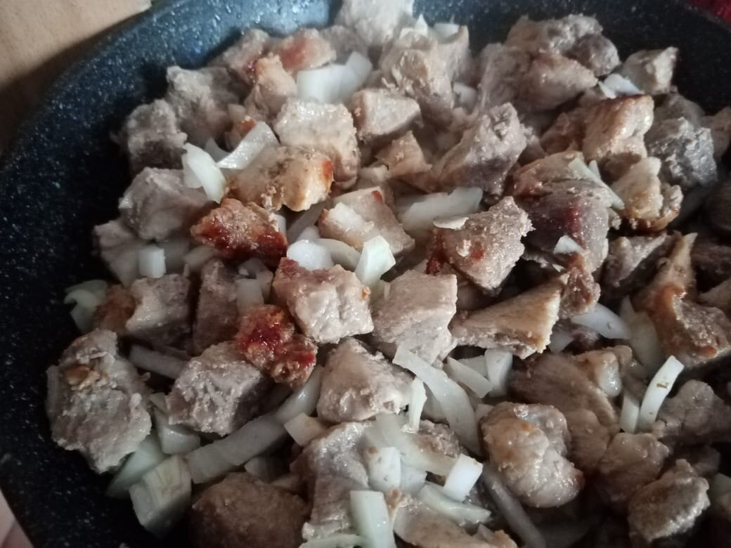 мясо режу средними кусочками,лук мелким кубиком и все обжариваю на растительном масле до полуготовности мяса.
