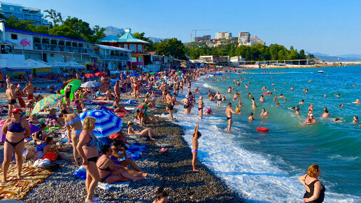 Алушта сегодня - народу полно, а цены на жильё и на покушать упали ниже плинтуса. Дешёвый отдых в Крыму.