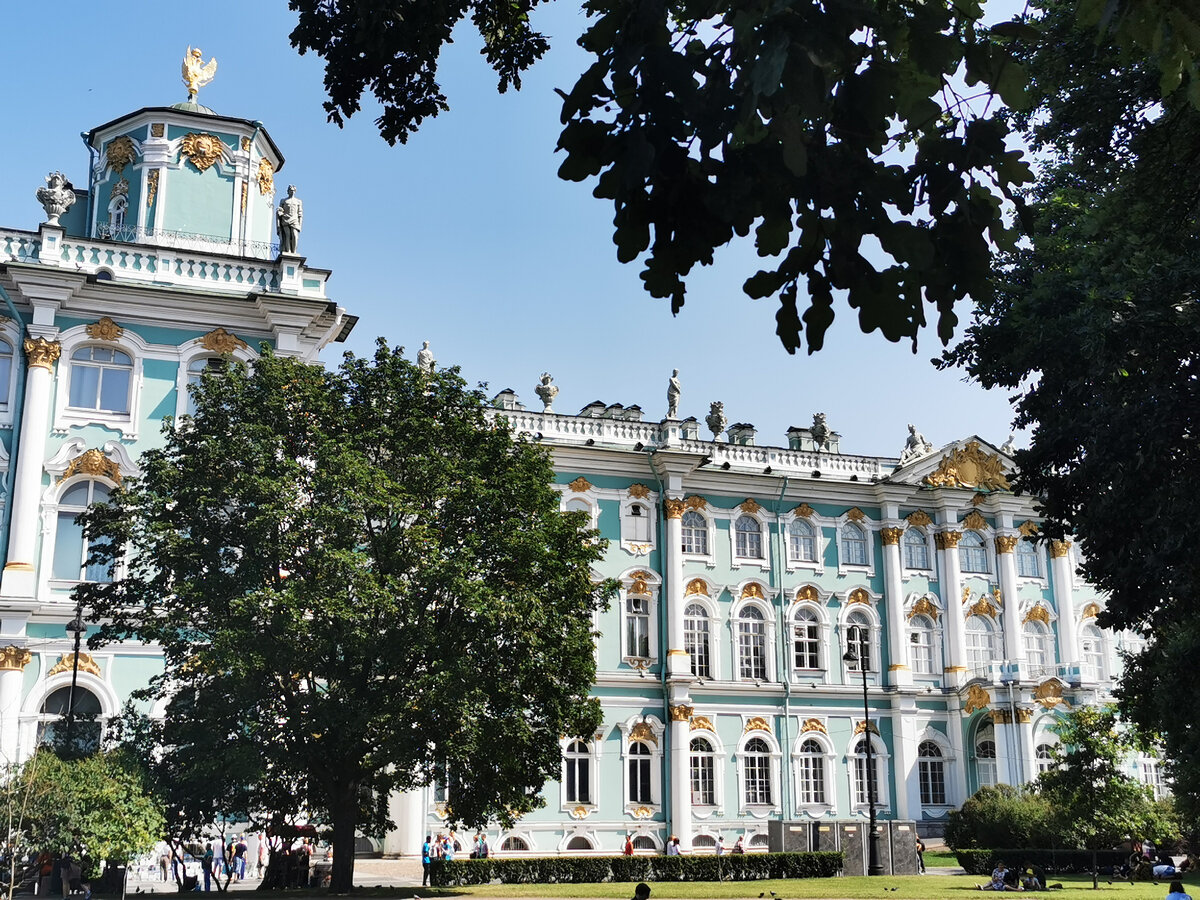 Даже как-то неловко думать о пляже в таком благородном окружении. Или все-таки нормально? 