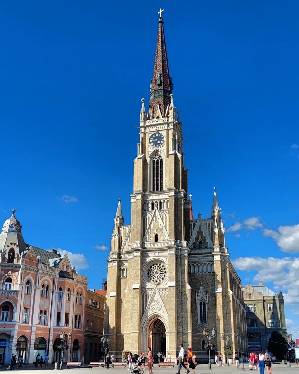 Главный фасад с колокольней украшен пышнее всего, на него поместили множество узорных элементов, напоминающих кружево. 