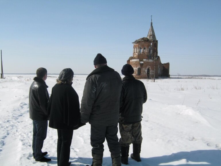 Депутаты районного Собрания депутатов Красноармейского района О.В. Рязанов и Н.П. Глухова с жителями Беликуля у церкви. Снимок 2013 года.