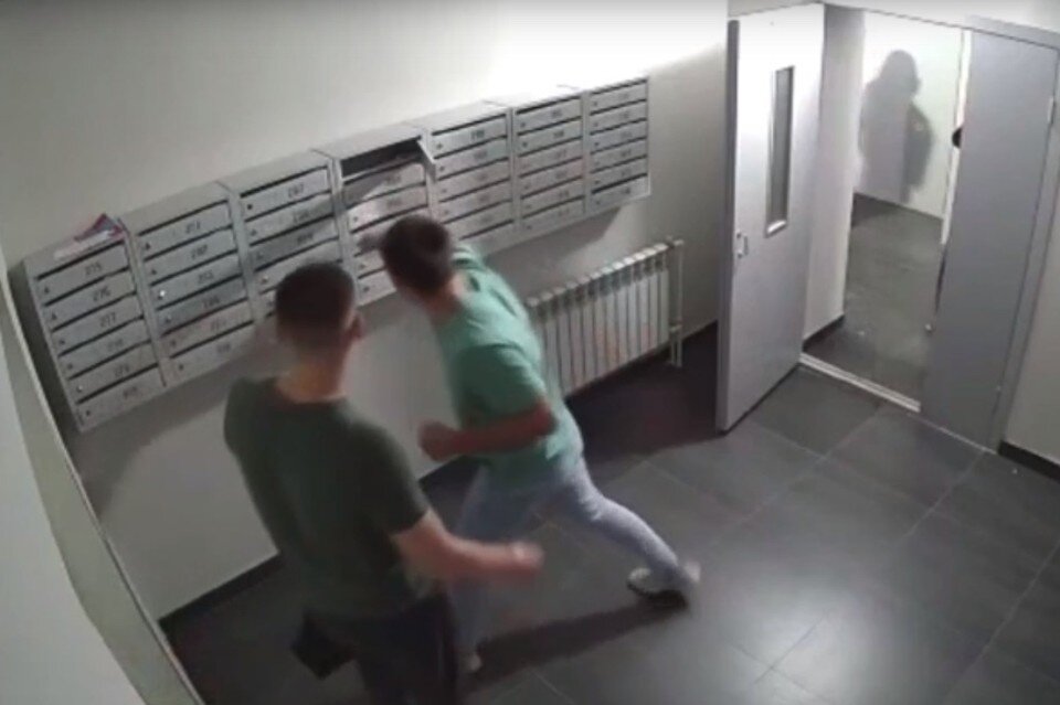     В Липецке хулиганы устроили погром в подъезде новостройки  принтскрин видео.