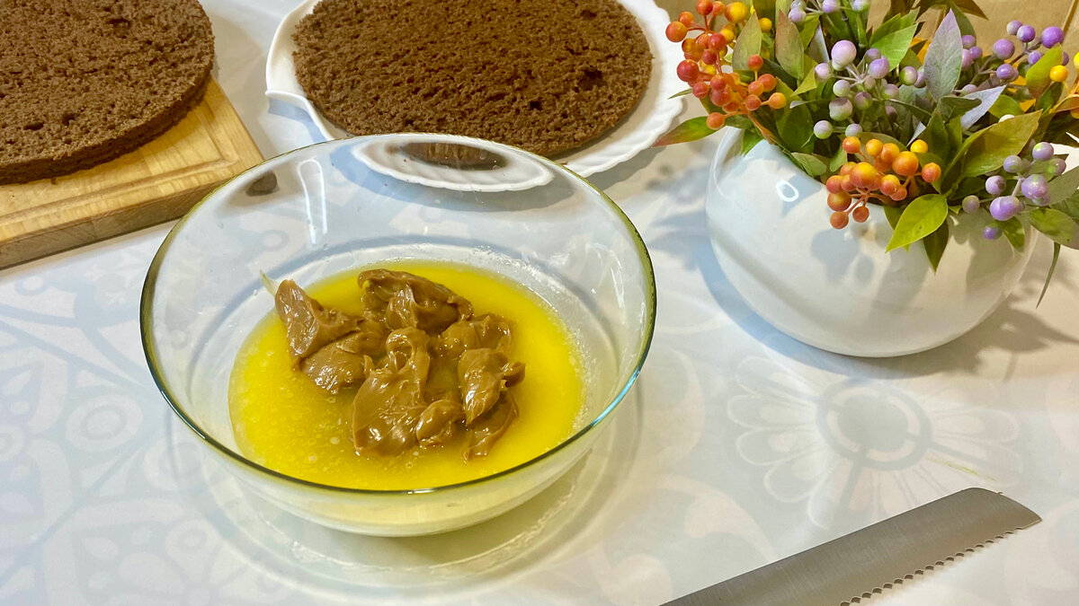 Масло заранее растопила. 