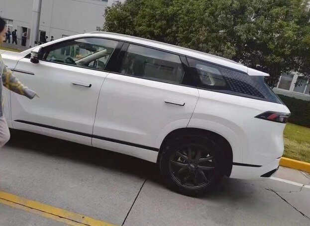 На фото из соцсети: кроссовер Chery Tiggo 9 оказался похожим на модель Range Rover