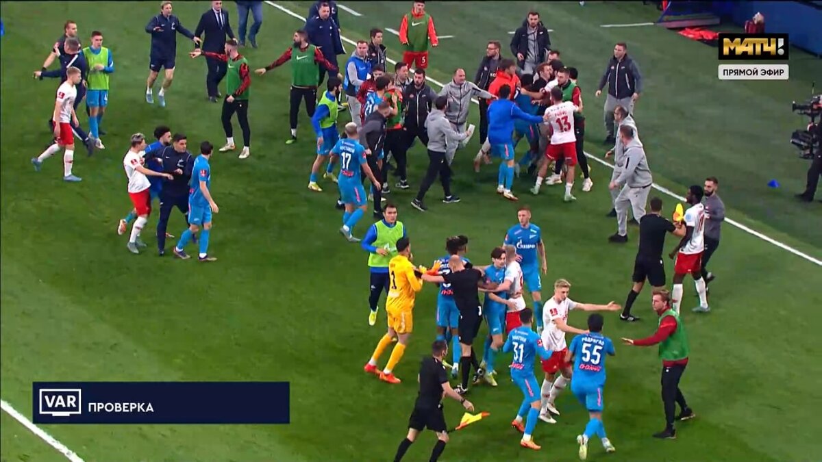 Драка в матче "Зенит" - "Спартак". Фото - скриншот трансляции "Матч ТВ".
