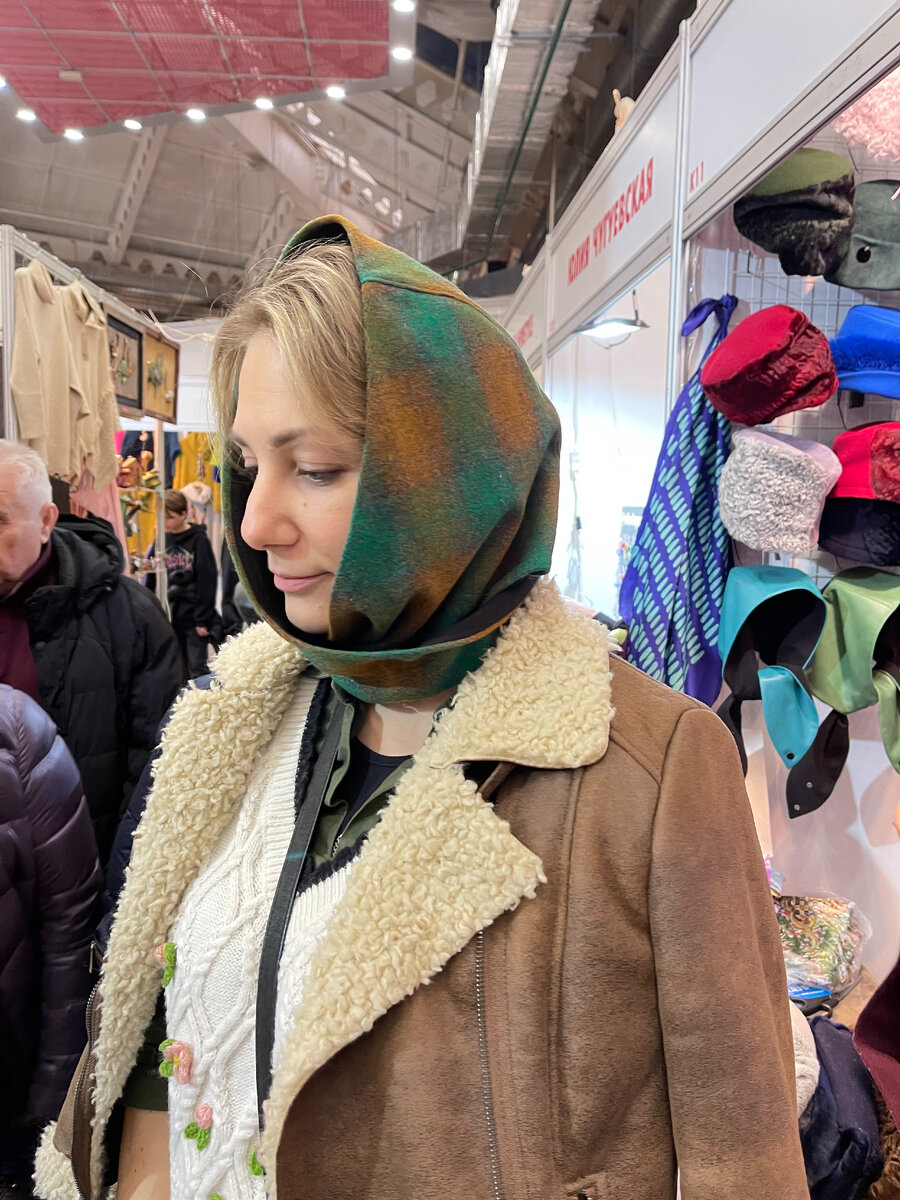 Стоимость такой косынки у продавца 4700 Р со скидкой (потому что последняя в материале Шерсть)