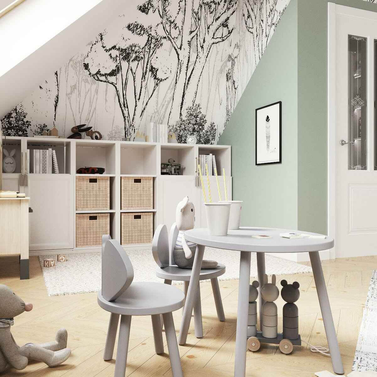 Маленький круглый столик для девочки и ее друзей