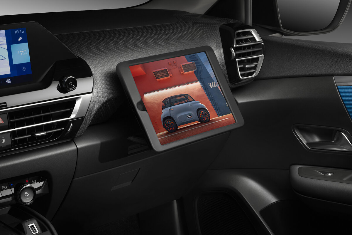 Держатель для планшета или iPad прямо перед передним сиденьем справа.