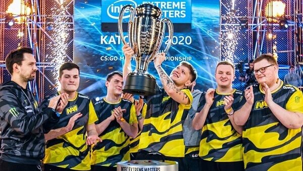 Серию против Astralis коллектив из СНГ начал ужасно, отдав свой пик со счетом 6:16, но потом неожиданно для многих смог забрать сильнейшую карту Astralis — Nuke. Решающей стала Inferno, и там у NAVI снова возникли проблемы — они проиграли оба пистолетных раунда, а Astralis вышла на комфортный для себя счет 13:6. Отыграть такой гандикап у лучшей команды мира — почти невыполнимая задача, но коллектив Александра Костылева смог переломить ситуацию.

NAVI начали выигрывать совершенно сумасшедшие раунды. При счете 13:8 они смогли отбить точку А, которую игроки Astralis держали впятером. А в самой концовке s1mple спас NAVI, выдав фликшот по ранбусту датчан. Завершил встречу Денис electronic Шарипов — он в одиночку убил троих на А и остановил атаку Astralis