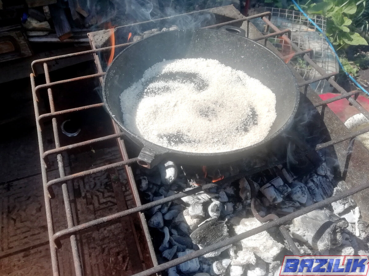 Сколько прокаливать чугунную сковороду. Сковорода на дровах. Прокалить чугунную сковороду с солью. Прокаливание песка. Как правильно прокалить чугунную сковороду новую.