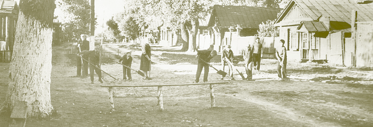 Уличные субботники на улице Мирской были обычным делом. Фото из личного архива В. Баринова