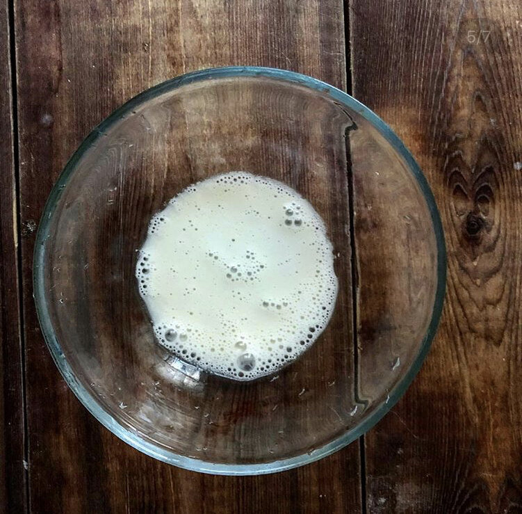 закваска смешана с водой