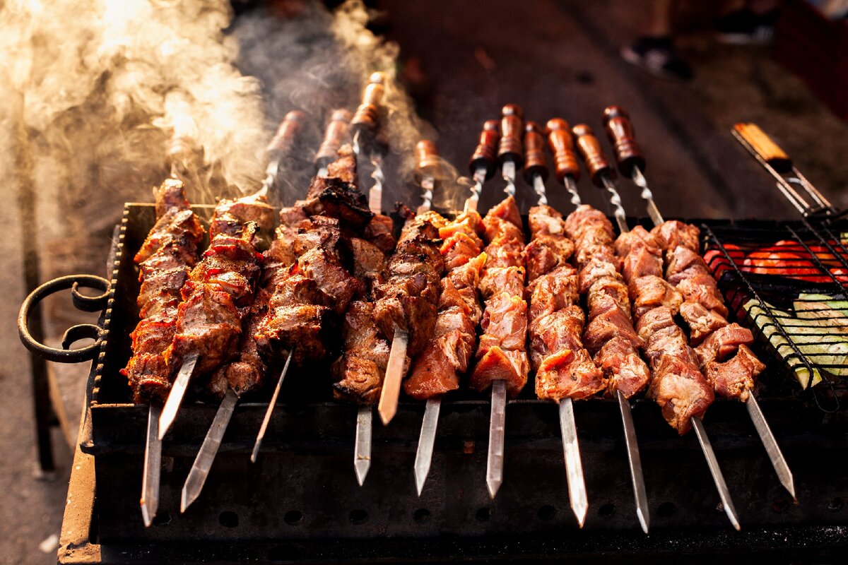 Шашлык нравится всем любителям мяса. 
