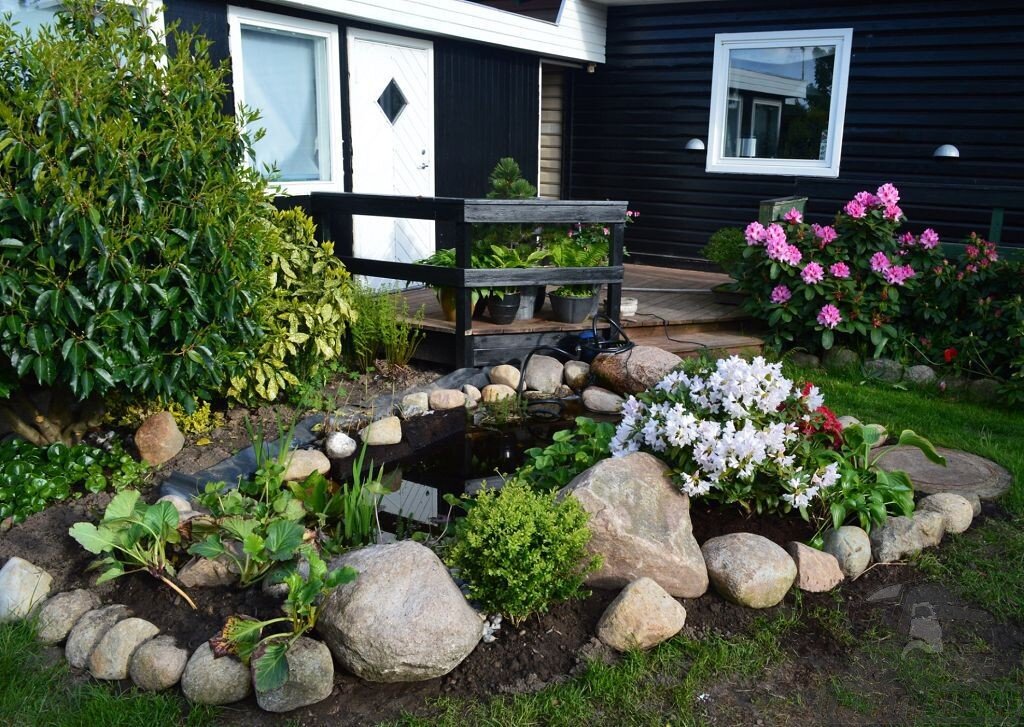 Пример декоративного пруда, оборудованного при помощи пленки