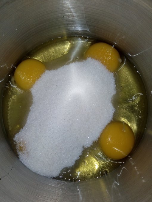  Взбить яйца с сахаром (можно заменить на сахзам, т.к. делала семейству, положила сахар) 