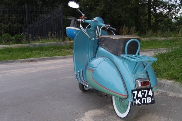 Вятка ВП-150 — первый советский мотороллер производства Вятско-Полянского машиностроительного завода. Выпускался с 1957 по 1966 год. Является копией итальянского мотороллера «Веспа» 150GS 1955-го года.

До мотороллера завод производил пистолеты-пулеметы Шпагина. «Вятка» не смогла дотянуть до уровня популярности ППШ и старшей сестры Vespa. Но миллион проданных мотороллеров – тоже очень достойный результат.

Говорят, это был самый «дискотечный транспорт». Все потому, на нем на гулянку мужчины доезжали с чистыми не заляпанными штанами, а женщинам не приходилось носить в сумочках запасную «спецодежду».