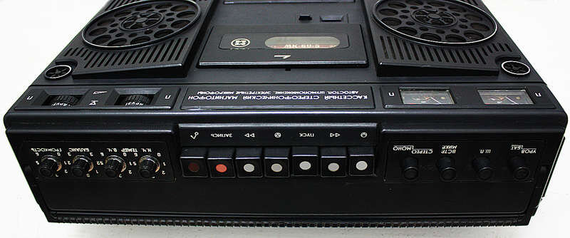 Обратите внимание на защитные решётки динамиков расположенные под некоторым углом "наружу".Судя по всему это попытка хотя бы немного увеличить стереобазу.