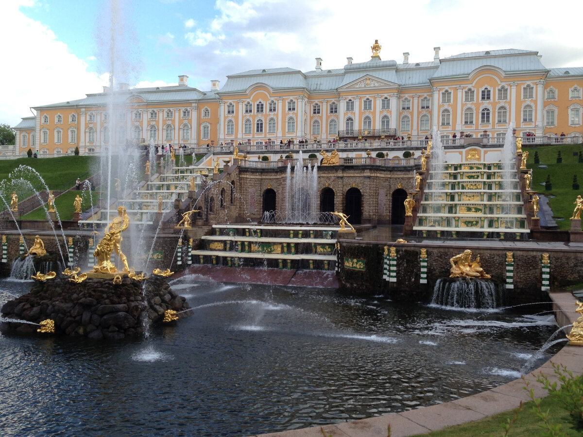 Погулять в спб сегодня. Петергоф (дворцово-парковый ансамбль). Большой дворец и большой Каскад в Петергофе. Петергоф (музей-заповедник) достопримечательности Петергофа. Петергоф фонтаны.