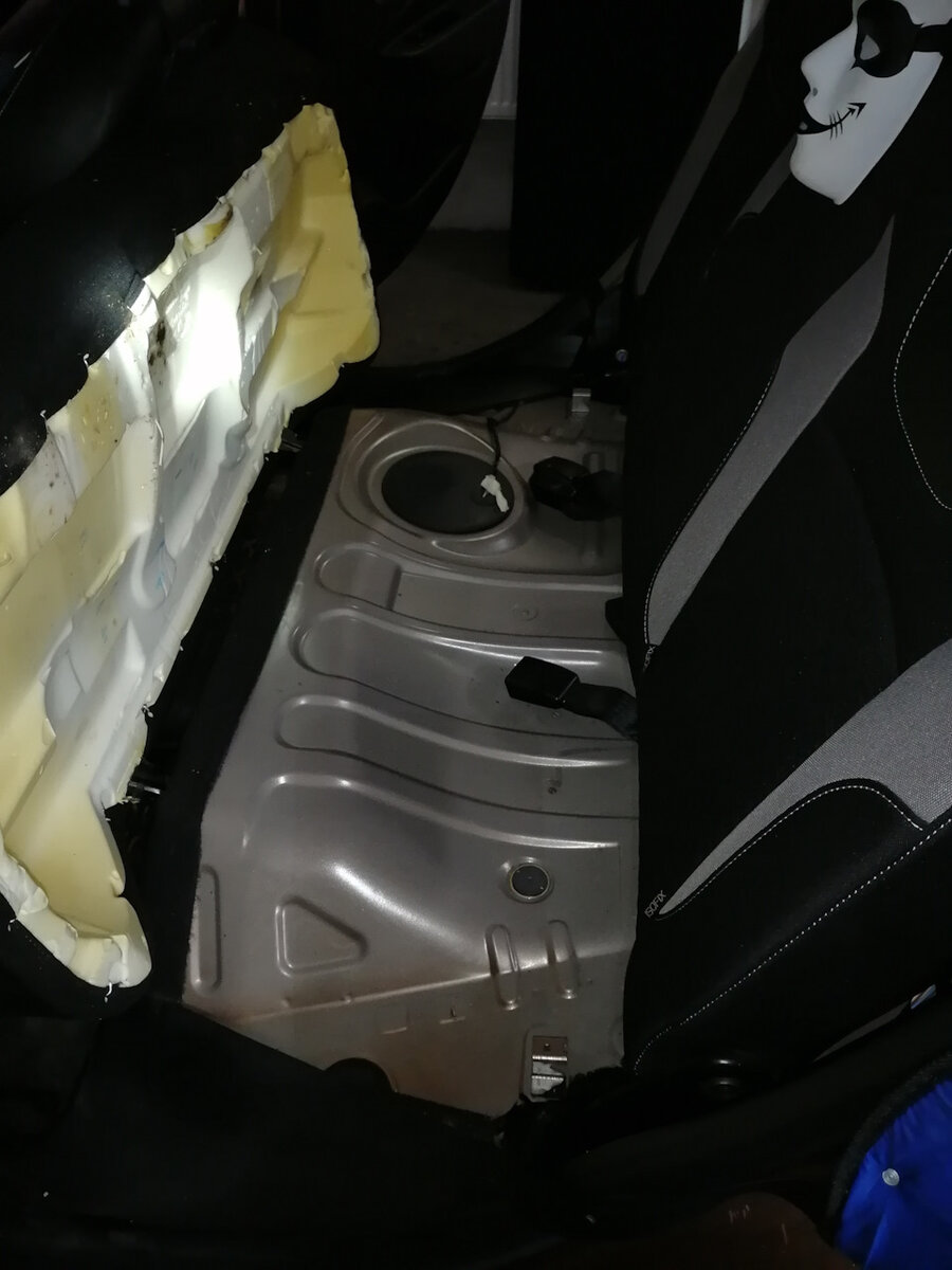 В салоне всё легко снимается и разбирается. 