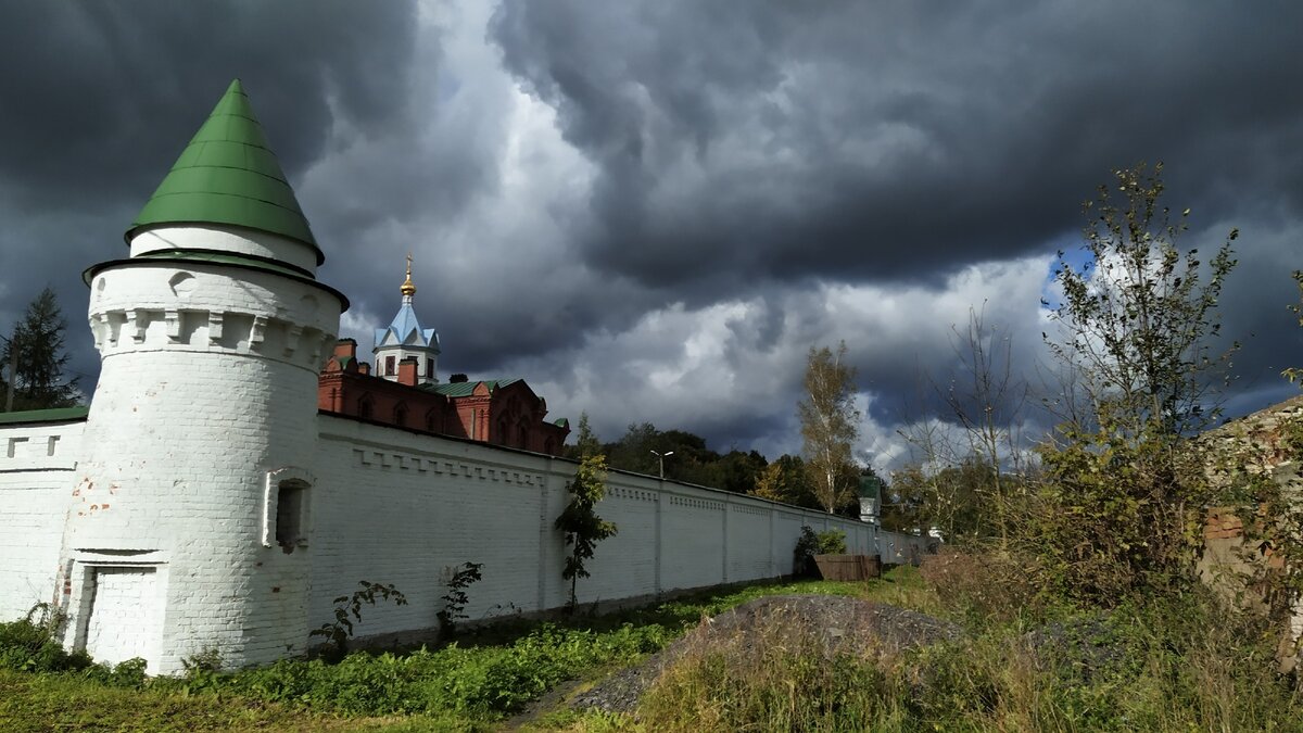 Каменный забор и угловые башни монастыря. Восточная стена (входит к реке Волхов).