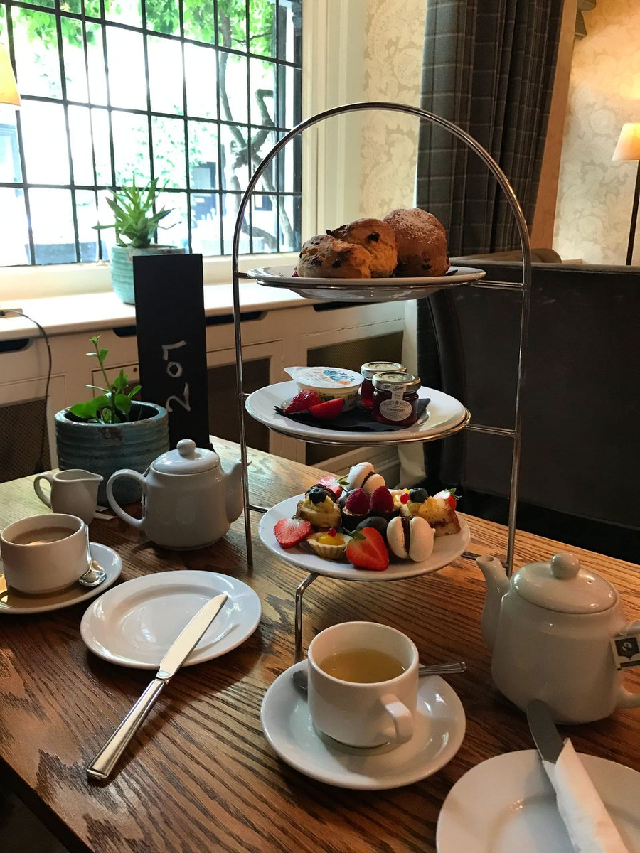 Вариант Afternoon tea, только без сэндвичей