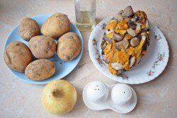 Как сделать жареху? Подготовьте все необходимые ингредиенты. Использовать можно грибы любого вида, главное, чтобы они были съедобные. У меня лесные грибы. В сезон они были собраны, отварены и заморожены. При таком хранении их можно использовать в любое блюдо сразу после разморозки. При разморозке появится с них жидкость, которую необходимо будет слить. Картофель необходимо очистить от кожуры и хорошо промыть в проточной воде от загрязнений.
