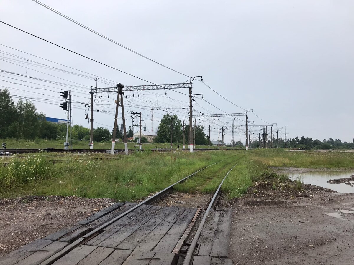 Пересекая подъездной путь к Поварово-2. К слову, в тот день на нем велась маневровая работа: очередная в моей жизни "чмуха" радостно тягала вагоны с пути на путь, вскоре после чего их увезли куда-то вдаль.