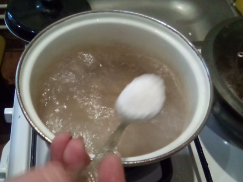 солим кипящую воду