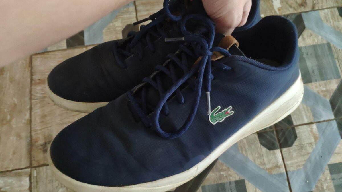 Всегда стираю кроссовки в стиральной машине. С посудомоечными таблетками показалось, что отстирывает лучше