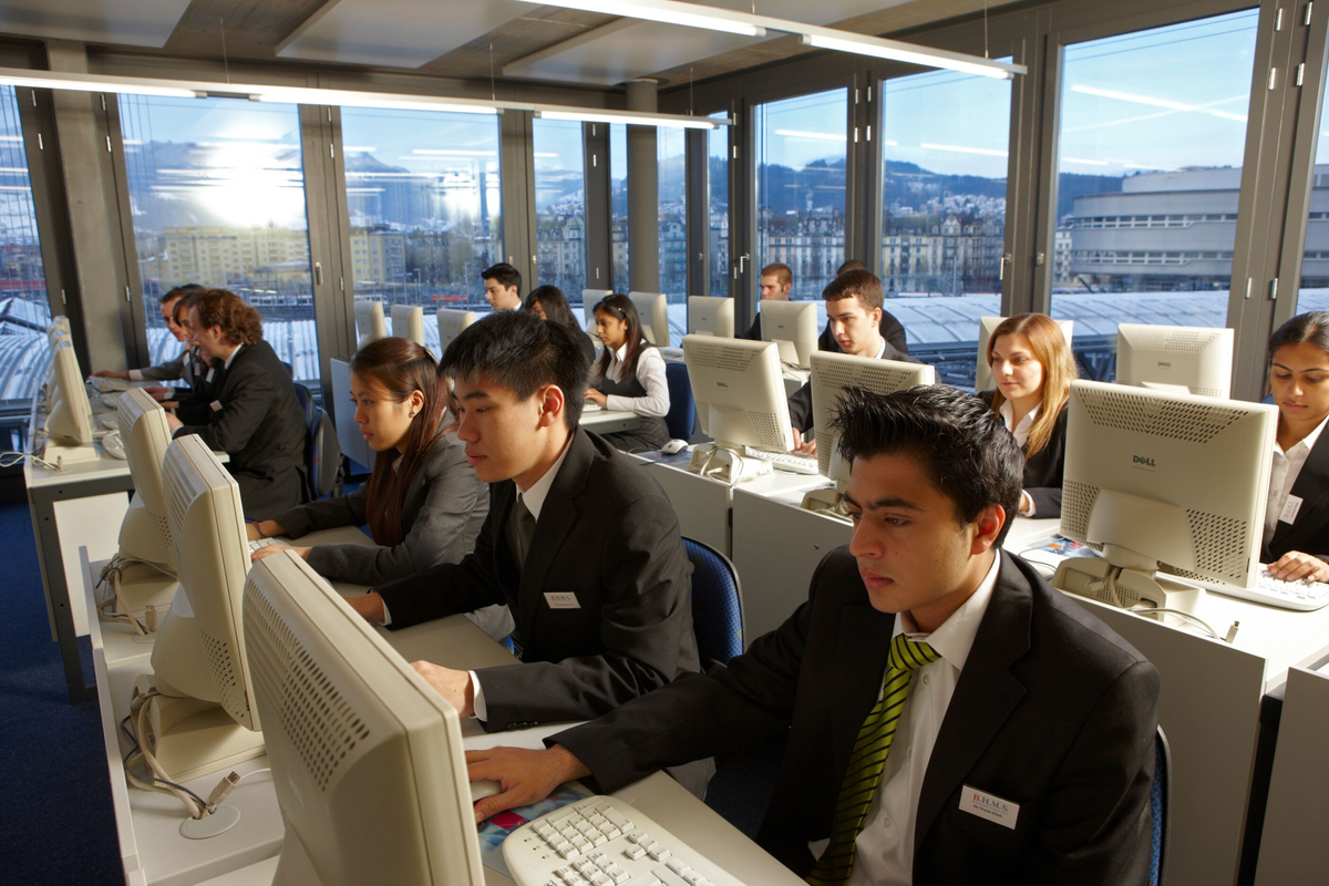 Работать заграницей. BHMS Business and Hotel Management School в Швейцарии. Профессиональное образование в туризме. Профессиональная подготовка за рубежом. Менеджмент за рубежом.