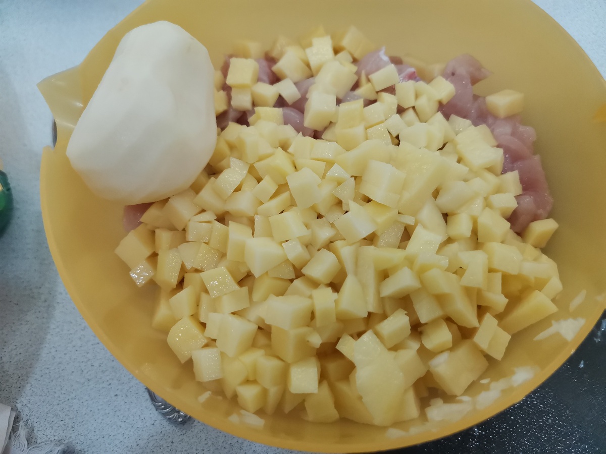 Куриное филе и картошку нарезать кубком. Лук мелко-мелко нашинковать. Добавить соль и перец. Перемешать