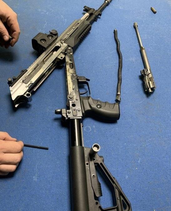 Фото неполной разборки АК-521 по схеме переламывания аппера и ловера.