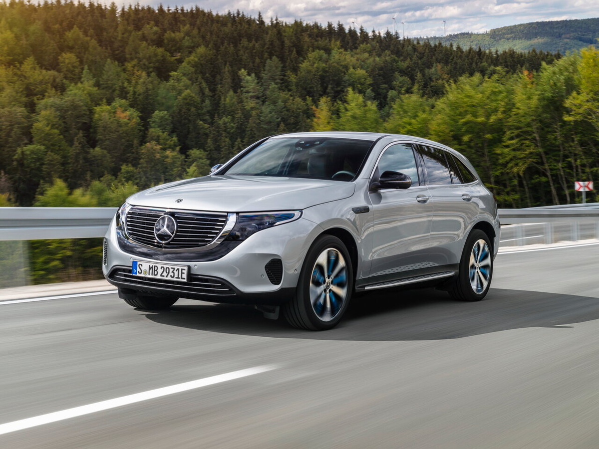 Пятидверка с полным наименованием Mercedes-Benz EQC 400 4Matic, по уверению компании, — это не просто ещё одна модель, но шаг в новую эру мобильности. И это несмотря на то что серийные электромобили марка Mercedes-Benz уже выпускала. Но в данном случае немцы хотят не только вывести на рынок более совершенные автомобили, но и сформировать новое EQ Community — прогрессивное, активное, любознательное, информированное сообщество.