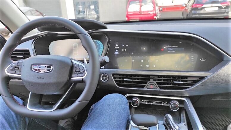 На фото белорусского "Джили-клуба": салон якобы первого проданного в Беларуси Geely Tugella.