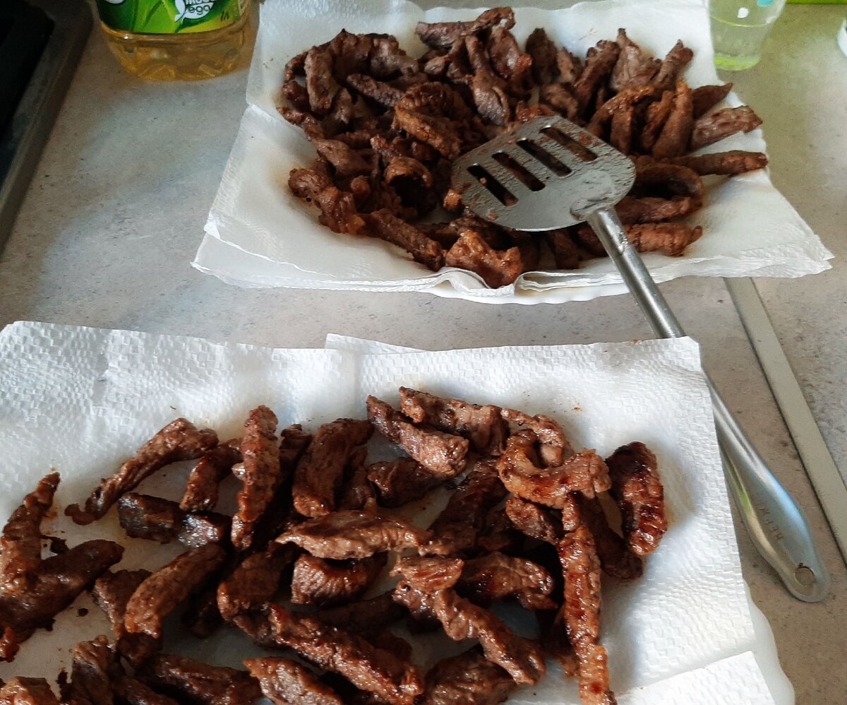 Идет процесс обжарки мяса